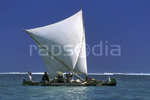 ef2264-36LE : Pirogue à voile, Tsifota. Afrique, Afrique de l'est, bateau, littoral, ciel bleu, folklore, C02, C01 mer, patrimoine, personnage, transport, voyage aventure (Madagascar).