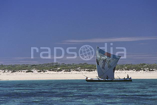 ef2265-01LE : Pirogue à voile, Tsifota. Afrique, Afrique de l'est, bateau, littoral, ciel bleu, folklore, C02, C01 patrimoine, paysage, personnage, transport, voyage aventure, mer (Madagascar).