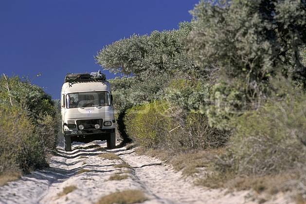 ef2266-13LE : Vieux TP3 4 x 4. Afrique, Afrique de l'est, bus, camion, ciel bleu, piste, C02, C01 transport, voyage aventure (Madagascar).