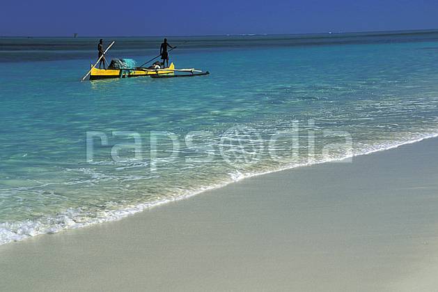 ef2267-05LE : Pêcheurs Vezo à pirogue. Afrique, Afrique de l'est, bateau, littoral, ciel bleu, folklore, plage, C02, C01 mer, patrimoine, personnage, transport, voyage aventure (Madagascar).