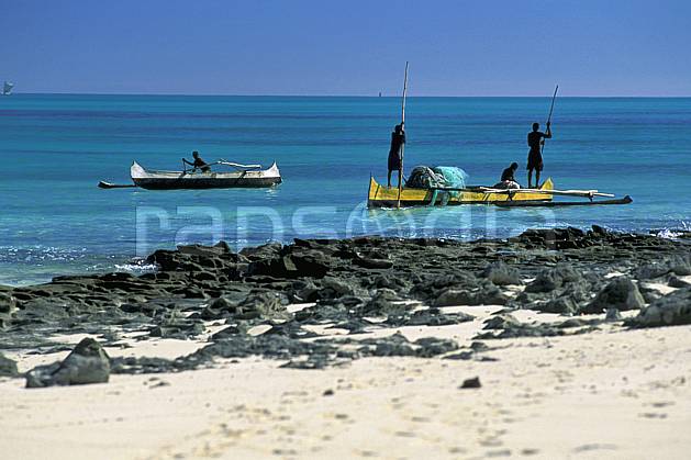 ef2267-10LE : Pêcheurs Vezo à pirogue. Afrique, Afrique de l'est, bateau, littoral, ciel bleu, folklore, plage, C02, C01 groupe, mer, patrimoine, paysage, personnage, transport, voyage aventure (Madagascar).