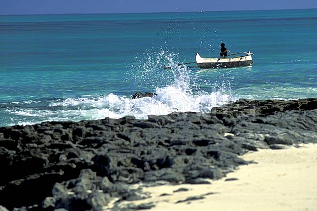 ef2267-12LE : Pêcheurs Vezo à pirogue. Afrique, Afrique de l'est, bateau, littoral, folklore, plage, C02, C01 patrimoine, personnage, transport, voyage aventure, mer (Madagascar).
