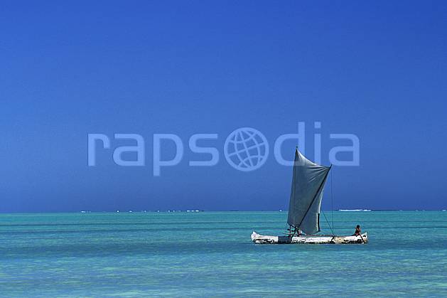 ef2267-26LE : Pêcheurs Vezo à pirogue. Afrique, Afrique de l'est, bateau, littoral, ciel bleu, folklore, C02, C01 patrimoine, personnage, transport, voyage aventure, mer (Madagascar).