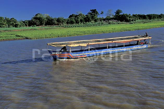 ef2270-15LE : Bac à Belo. Afrique, Afrique de l'est, bateau, littoral, ciel bleu, C02, C01 transport, voyage aventure, mer (Madagascar).