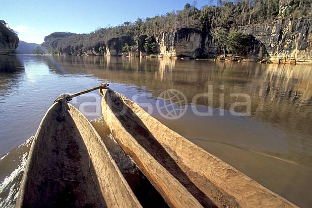 ef2275-26LE : Pirogue dans les Gorges du Manambolo. Afrique, Afrique de l'est, barre rocheuse, bateau, ciel bleu, C02, C01 rivière, transport, voyage aventure (Madagascar).