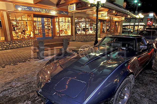 ef2360-08LE : Corvette, Ville de Banff, Alberta. Amérique du nord, Amérique, nuit, route, voiture, C02, C01 environnement, transport, voyage aventure (Canada).