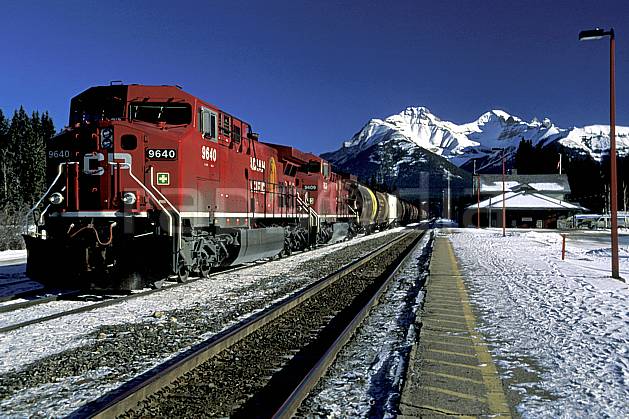 ef2375-27LE : Train, Banff, Alberta. Amérique du nord, Amérique, ciel bleu, train, C02, C01 paysage, transport, voyage aventure (Canada).