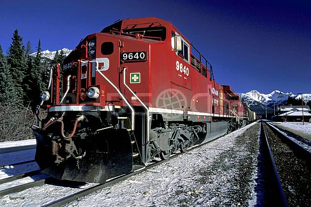 ef2375-29LE : Train, Banff, Alberta. Amérique du nord, Amérique, ciel bleu, train, C02, C01 transport, voyage aventure (Canada).