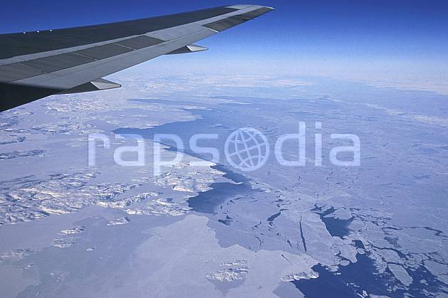 ef2603-07LE : Banquise vue d'avion. Amérique du nord, Amérique, avion, banquise, littoral, ciel bleu, iceberg, vue aérienne, C02, C01 paysage, transport, voyage aventure, mer (Canada).