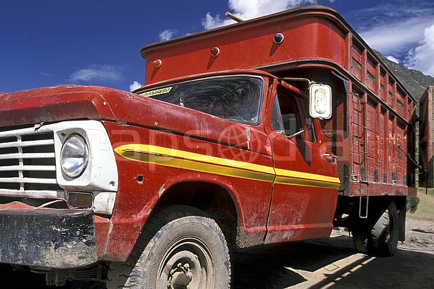 ef2714-26LE : Vieux camion. Amérique du sud, Amérique Latine, camion, ciel nuageux, C02, C01 transport, voyage aventure (Pérou).