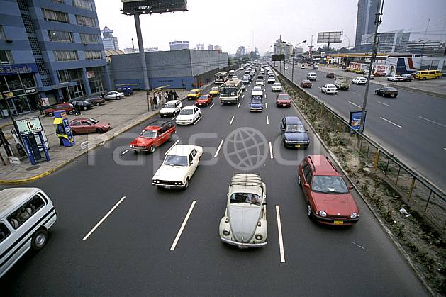 ef2734-21LE : Centre ville embouteillée, Lima. Amérique du sud, Amérique Latine, chaos, ciel voilé, route, voiture, C02, C01 environnement, transport, voyage aventure (Pérou).