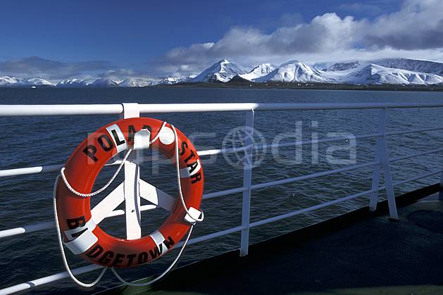 ef2757-26LE : Bouée de sauvetage, Svalbard, Ile du Spitzberg, Kongsfjorden (N-O). Europe, CEE, bateau, littoral, brise glace, ciel bleu, C02, C01 paysage, transport, voyage aventure, mer (Norvège).