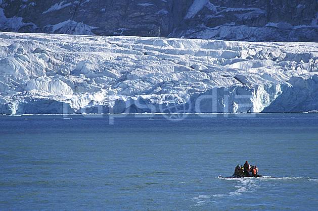 ef2758-20LE : Svalbard, Kongsfjorden, Glacier de Blomstrand. Europe, CEE, banquise, bateau, littoral, zodiac, C02, C01 groupe, paysage, personnage, transport, voyage aventure, mer (Norvège).