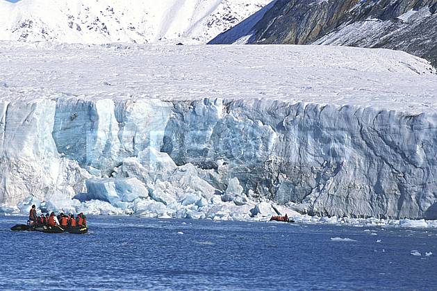 ef2760-01LE : Svalbard, Kongsfjorden, Glacier de Blomstrand. Europe, CEE, audace, banquise, bateau, littoral, zodiac, C02, C01 groupe, mer, paysage, personnage, transport, voyage aventure (Norvège).