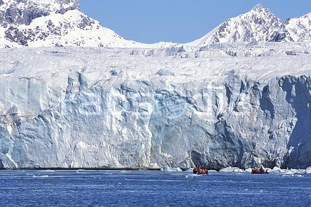 ef2760-08LE : Svalbard, Kongsfjorden, Glacier de Blomstrand. Europe, CEE, audace, banquise, bateau, littoral, zodiac, C02, C01 groupe, paysage, personnage, transport, voyage aventure, mer (Norvège).