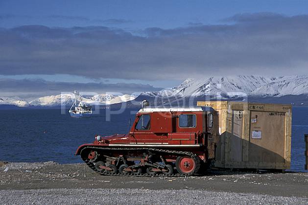 ef2762-25LE : Svalbard, Ny-Ålesund, Véhicule à chenillettes. Europe, CEE, bateau, littoral, chenillette, ciel nuageux, C02, C01 paysage, transport, voyage aventure, mer (Norvège).