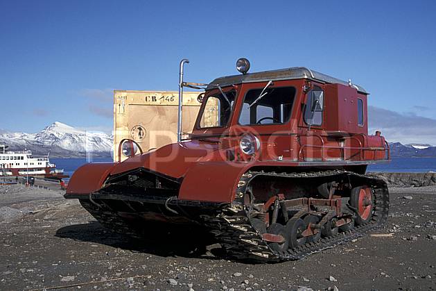 ef2762-26LE : Svalbard, Ny-Ålesund, Véhicule à chenillettes. Europe, CEE, chenillette, ciel bleu, C02, C01 transport, voyage aventure (Norvège).