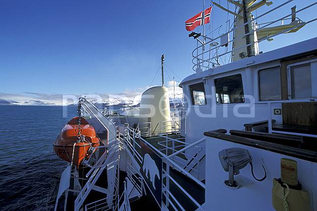 ef2763-31LE : Svalbard, Ile du Spitzberg, Brise-glace Le Polar Star. Europe, CEE, bateau, littoral, brise glace, ciel bleu, C02, C01 transport, voyage aventure, mer (Norvège).
