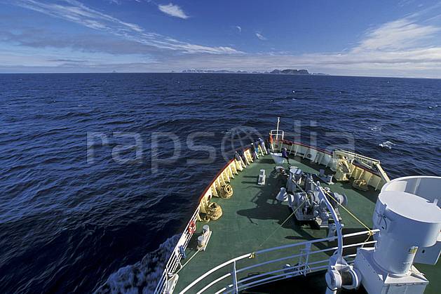 ef2766-10LE : Svalbard, A bord du Polar Star, Navigation vers l'île de PhippsØya (N). Europe, CEE, bateau, brise glace, ciel nuageux, C02, C01 transport, voyage aventure, mer (Norvège).
