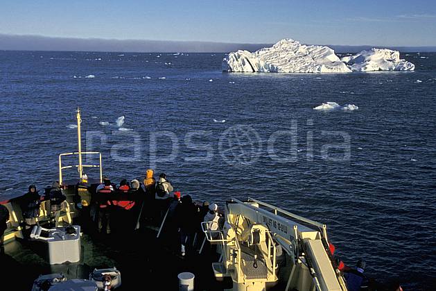 ef2771-10LE : Svalbard, Ile de Nordaustlandet côte sud, A bord du Polar Star. Europe, CEE, bateau, brise glace, ciel nuageux, iceberg, C02, C01 mer, transport, voyage aventure (Norvège).