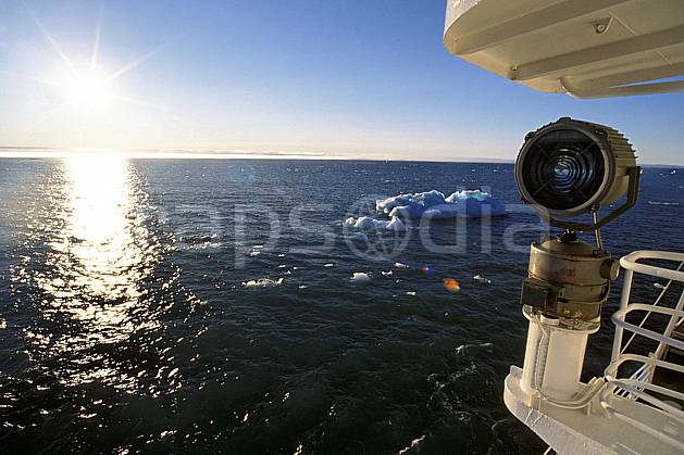 ef2771-20LE : Svalbard, Ile de Nordaustlandet côte sud, A bord du Polar Star. Europe, CEE, bateau, brise glace, ciel bleu, iceberg, C02, C01 transport, voyage aventure, mer (Norvège).