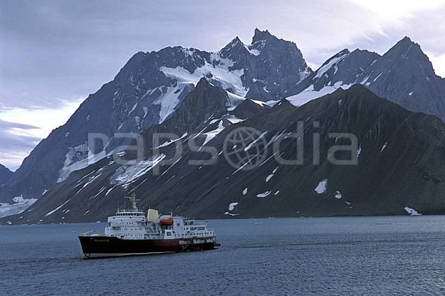 ef2788-18LE : Svalbard, Ile du Spitzberg, Le Polar Star dans le fjord de Hornsund (S). Europe, CEE, bateau, littoral, brise glace, ciel nuageux, C02, C01 paysage, transport, voyage aventure, mer (Norvège).
