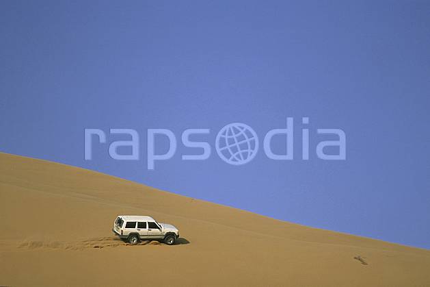 ef2832-05LE : 4x4, Désert Arabie Saoudite. 4x4 Afrique, Moyen Orient, sport, loisir, action, sport mécanique, voiture, ciel bleu, dune, voiture, C02, C01 désert, transport, voyage aventure (Arabie-Saoudite).