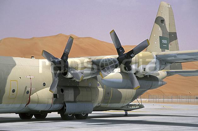 ef2835-20LE : Avion Hercule C35, Arabie Saoudite. Afrique, Moyen Orient, avion, ciel voilé, dune, C02, C01 désert, transport, voyage aventure (Arabie-Saoudite).