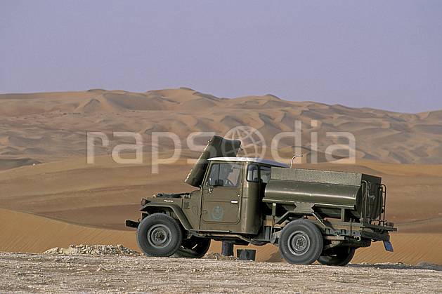 ef2836-13LE : Arabie Saoudite. Afrique, Moyen Orient, camion, ciel voilé, C02, C01 désert, paysage, transport, voyage aventure (Arabie-Saoudite).
