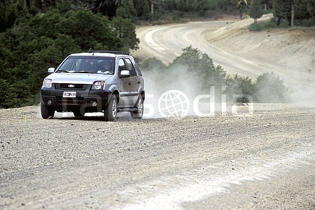 ef3189-02LE : Patagonie. Amérique du sud, Amérique Latine, Amérique, voiture, route, piste, poussière, C02, C01 environnement, transport, voyage aventure (Argentine).