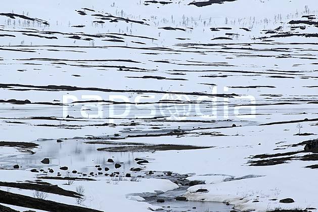 fa054414LE : Ruisseau dans la neige. Europe, CEE, C02, C01 rivière, textures et fonds (Norvège).