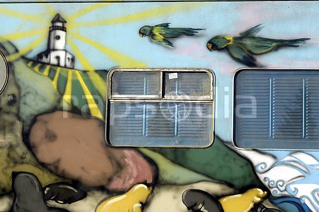 fa054560LE : Art mural sur un train, Bariloche, Patagonie. Amérique du sud, Amérique Latine, Amérique, mur, immeuble, fresque, graffiti, C02, C01 environnement, habitation, voyage aventure (Argentine).