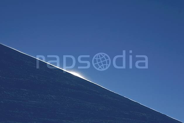 fa054869LE : Soleil rasant sur une piste de ski. Amérique du sud, Amérique Latine, Amérique, station de ski, C02, C01 environnement, moyenne montagne, paysage, soleil, voyage aventure, textures et fonds (Argentine).