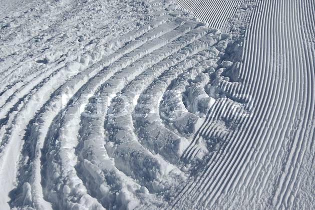 fa055009LE : Traces de dameuse sur les pistes. Amérique du sud, Amérique Latine, Amérique, station de ski, trace, ratrack, piste, C02, C01 environnement, moyenne montagne, voyage aventure, textures et fonds (Argentine).