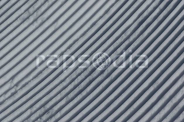 fa055011LE : Traces de dameuse sur les pistes. Amérique du sud, Amérique Latine, Amérique, station de ski, trace, ratrack, piste, C02, C01 environnement, moyenne montagne, voyage aventure, textures et fonds (Argentine).