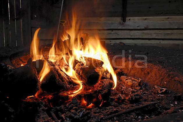 fa061635LE : Feu de bois et braises. Europe, CEE, C02, C01 bivouac, textures et fonds (Finlande).