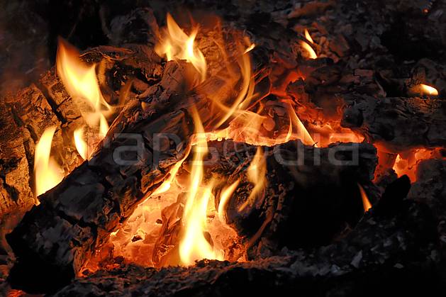 fa061638LE : Feu de bois et braises. Europe, CEE, C02, C01 bivouac, textures et fonds (Finlande).