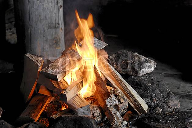 fa061762LE : Feu de bois. Europe, CEE, C02, C01 bivouac, textures et fonds (Finlande).
