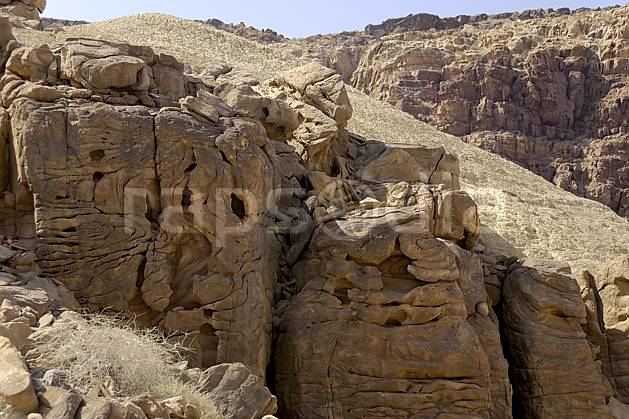 fa070525LE : érosion du grès dans la réserve naturelle de Mujib, près de la Mer Morte. Moyen Orient, canyon, érosion, géologie, C02 désert, moyenne montagne, paysage, textures et fonds (Jordanie).