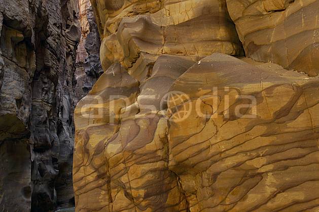 fa070683LE : Grès coloré dans le canyon de Mujib. Moyen Orient, canyon, falaise, géologie, C02 désert, gros plan, paysage, textures et fonds (Jordanie).