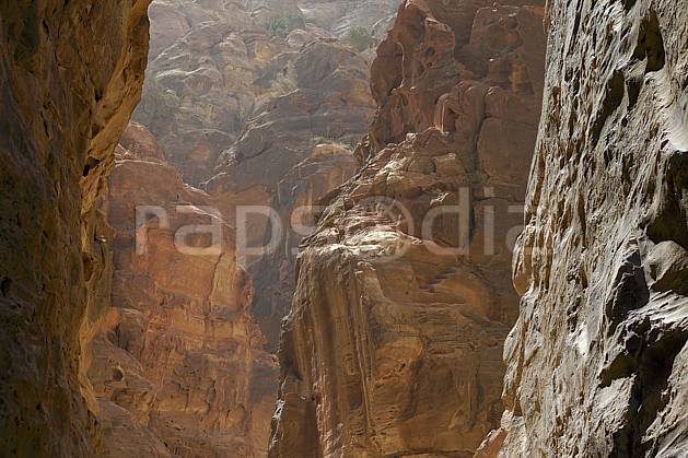 fa071007LE : Falaises de grès sculptées par l'érosion, Site de Petra. Moyen Orient, canyon, falaise, géologie, C02 désert, gros plan, paysage, textures et fonds (Jordanie).