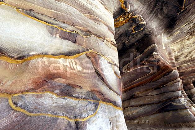 fa071026LE : Grès coloré, Site de Petra. Moyen Orient, géologie, C02 désert, gros plan, paysage, textures et fonds (Jordanie).