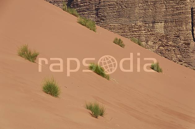 fa071351LE : Dune de sable rouge dans le désert du Wadi Rum. Moyen Orient, dune, C02 désert, gros plan, paysage, textures et fonds (Jordanie).