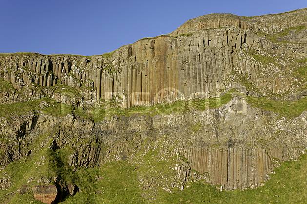 fa071963LE : Orgues basaltiques, Giant's Causeway (Chaussée des Géants), Ulster (Irlande du Nord). Europe, CEE, falaise, littoral, orgue, de, basalte, pierre, C02 mer, paysage (Irlande Royaume-Uni).