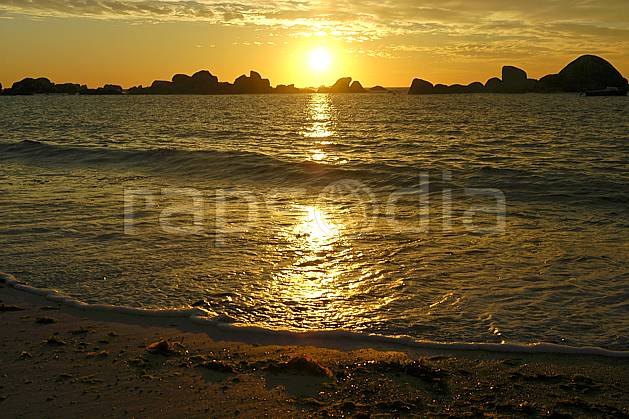 ha055220LE : Coucher de soleil, Finistère, Bretagne. Europe, CEE, plage, C02, C01 mer, paysage, soleil (France).