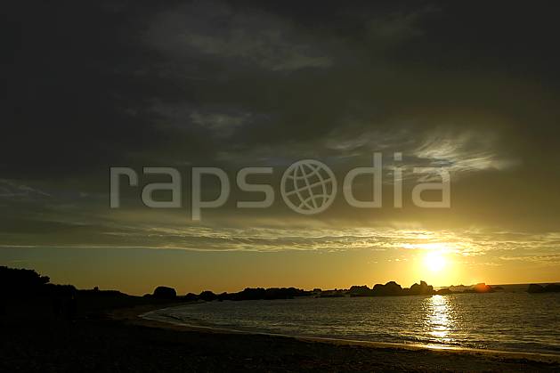 ha055223LE : Coucher de soleil, Finistère, Bretagne. Europe, CEE, plage, C02, C01 mer, nuage, paysage, soleil (France).