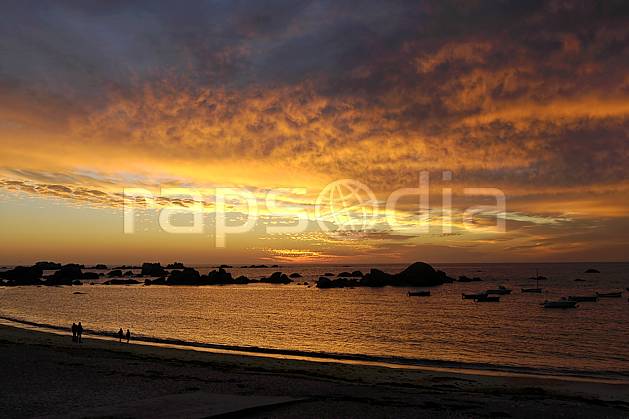 ha055226LE : Coucher de soleil, Finistère, Bretagne. randonnée pédestre Europe, CEE, sport, rando, loisir, action, sport de montagne, plage, balade, C02, C01 famille, mer, nuage, paysage, personnage, soleil (France).
