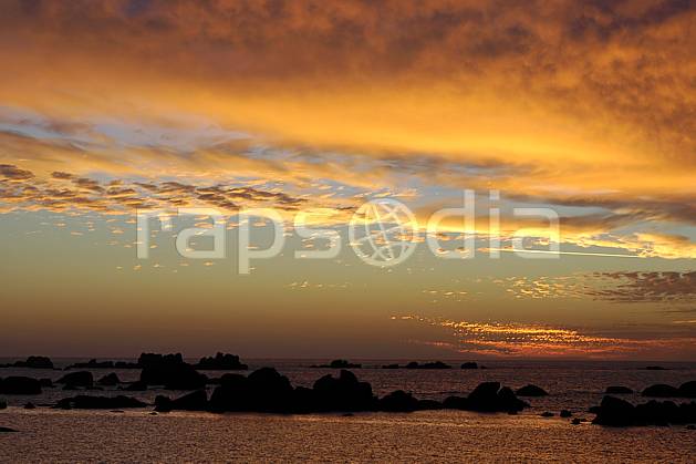 ha055229LE : Coucher de soleil, Finistère, Bretagne. Europe, CEE, C02, C01 mer, nuage, paysage, soleil (France).