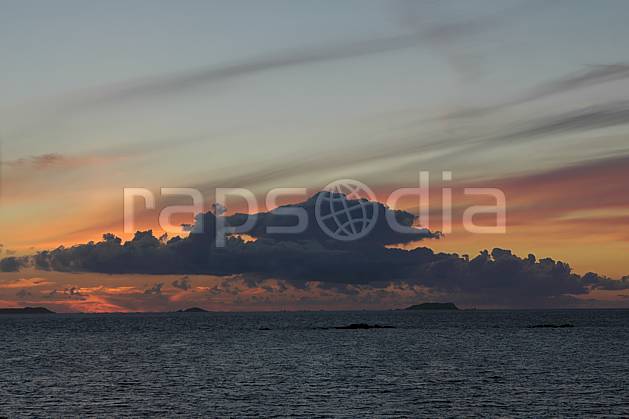 ha055461LE : Coucher de soleil, Finistère, Bretagne. Europe, CEE, C02, C01 mer, nuage, paysage, soleil (France).