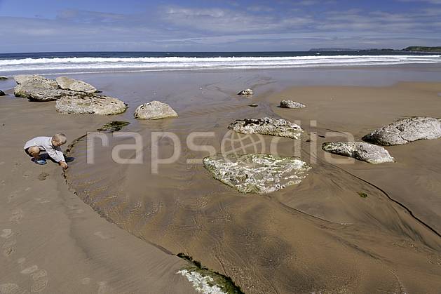 hb071885LE : Jeu de sable sur la plage de White Park Bay, Portbraddan, Ulster (Irlande du Nord). Europe, CEE, garçon, ABt, plage, littoral, C02 enfant, mer, paysage, personnage (Irlande Royaume-Uni).